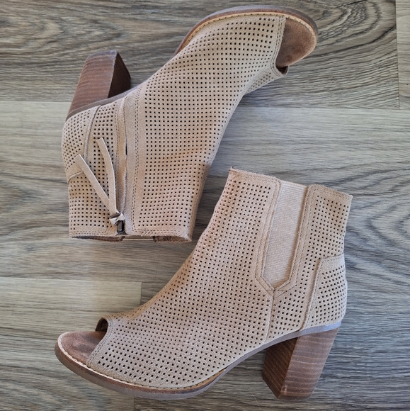 TOMS‎ Suede Leather Booties Ankle Boots Size 7 Tan - Picture 3 of 7